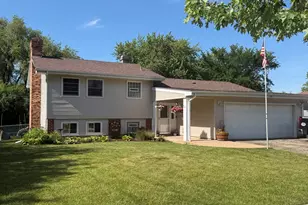 790 Evergreen Ln, Hoffman Estates, IL 60169 - Photo 2