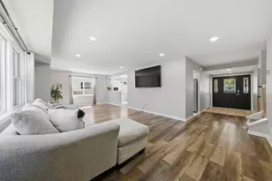 790 Evergreen Ln, Hoffman Estates, IL 60169 - Photo 4