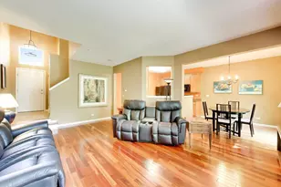 923 Kings Canyon Dr, Streamwood, IL 60107 - Photo 2