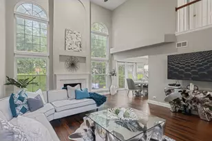 282 Lorraine Cir, Bloomingdale, IL 60108 - Photo 2