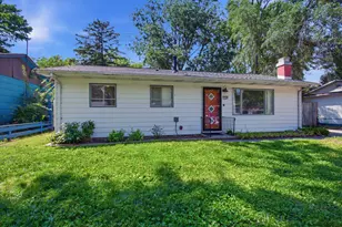 1709 Crescent Dr, Champaign, IL 61821 - Photo 2