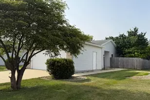 342 E Myrtle St, Herscher, IL 60941 - Photo 4