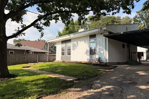 121 Oak Dr, Dekalb, IL 60115 - Photo 2
