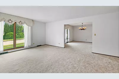 318 Laurel Lane, Dekalb, IL 60115 - Photo 4