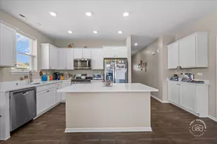 910 Darwin St, North Aurora, IL 60542 - Photo 8