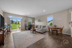 910 Darwin St, North Aurora, IL 60542 - Photo 4
