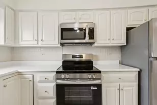 702 Cobblestone Cir, Glenview, IL 60025 - Photo 10