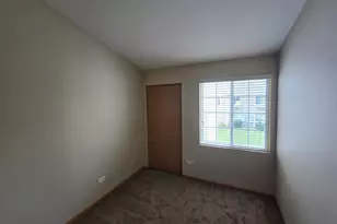 2027 Silverstone Dr, Carpentersville, IL 60110 - Photo 8
