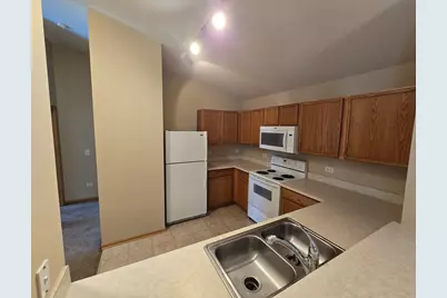 2027 Silverstone Drive #2027, Carpentersville, IL 60110 - Photo 6