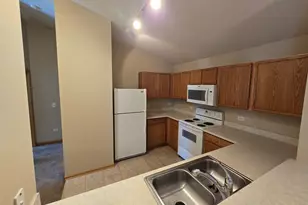 2027 Silverstone Dr, Carpentersville, IL 60110 - Photo 6