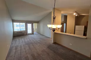 2027 Silverstone Dr, Carpentersville, IL 60110 - Photo 4