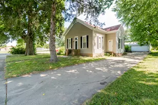 105 7th St, Lincoln, IL 62656 - Photo 2