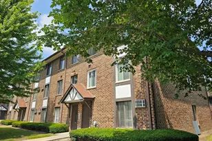 11 Crestview Ln, Vernon Hills, IL 60061 - Photo 2