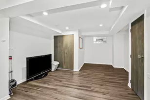7730 S Paxton Ave, Chicago, IL 60649 - Photo 12