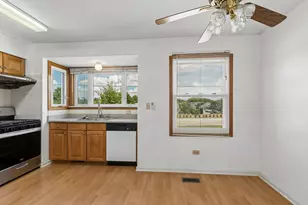 1105 E Point Dr, Schaumburg, IL 60193 - Photo 8
