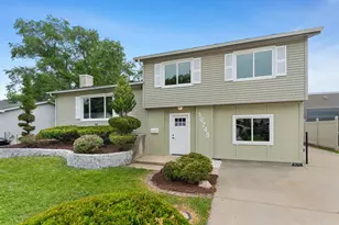 16749 Meadowdale Dr, Oak Forest, IL 60452 - Photo 2
