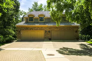 640 Walnut Oaks Dr, Roselle, IL 60172 - Photo 1