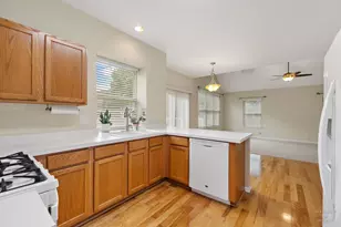 2346 Woodside Ct, Carpentersville, IL 60110 - Photo 10