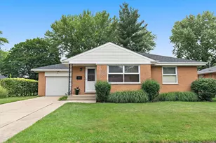 846 Sioux Dr, Elgin, IL 60120 - Photo 1