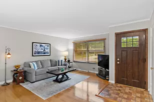 846 Sioux Dr, Elgin, IL 60120 - Photo 2