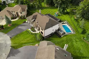 392 Crestwood Ct, Wood Dale, IL 60191 - Photo 2