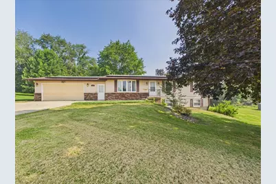 1114 W Lynwood Court, Freeport, IL 61032 - Photo 2