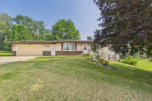1114 W Lynwood Ct, Freeport, IL 61032 - Photo 2