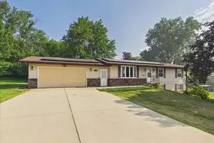 1114 W Lynwood Ct, Freeport, IL 61032 - Photo 1