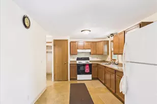 1114 W Lynwood Ct, Freeport, IL 61032 - Photo 8