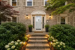 17 Cherrywood Dr, Schaumburg, IL 60194 - Photo 2