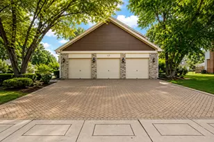 17 Cherrywood Dr, Schaumburg, IL 60194 - Photo 4