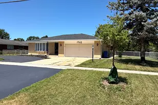 1762 E Camp McDonald Rd, Mount Prospect, IL 60056 - Photo 2