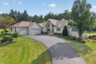 11923 Devonshire St, Algonquin, IL 60102 - Photo 2