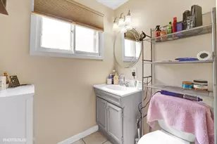 9045 Emerson Dr, Des Plaines, IL 60016 - Photo 10