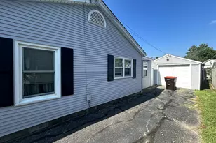 127 Holland Ct, Creve Coeur, IL 61610 - Photo 2