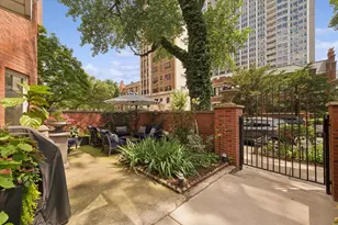 716 W Junior Terrace, Chicago, IL 60613 - Photo 2