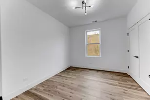 437 E 42nd Pl, Chicago, IL 60653 - Photo 8