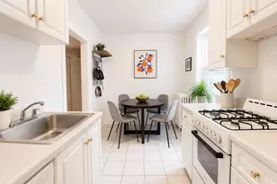 654 W Oakdale Ave, Chicago, IL 60657 - Photo 2
