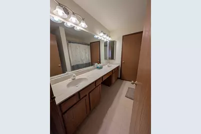 293 W Treehouse Lane, Round Lake, IL 60073 - Photo 6