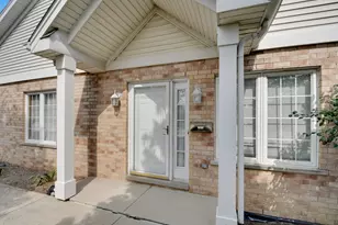 5553 Foxwoods Dr, Oak Lawn, IL 60453 - Photo 2