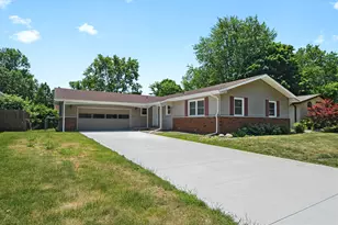2205 Glenoak Dr, Champaign, IL 61821 - Photo 2