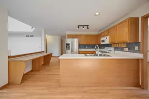 2519 Crestview Dr, Aurora, IL 60502 - Photo 6