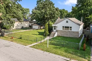 29 Glenwood Dr, Round Lake Beach, IL 60073 - Photo 2