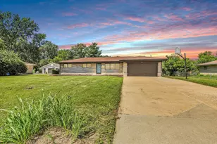 24 Lake Knolls Dr, Chatham, IL 62629 - Photo 2