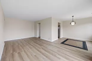 9332 Landings Ln, Des Plaines, IL 60016 - Photo 6