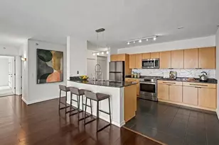 807 Davis St, Evanston, IL 60201 - Photo 4