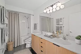 807 Davis St, Evanston, IL 60201 - Photo 8