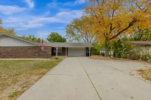 1313 Landwehr Rd, Northbrook, IL 60062 - Photo 2