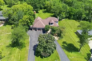 26165 N Greenbriar Ct, Lake Barrington, IL 60084 - Photo 2