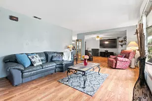 729 Surrey Dr, Streamwood, IL 60107 - Photo 4